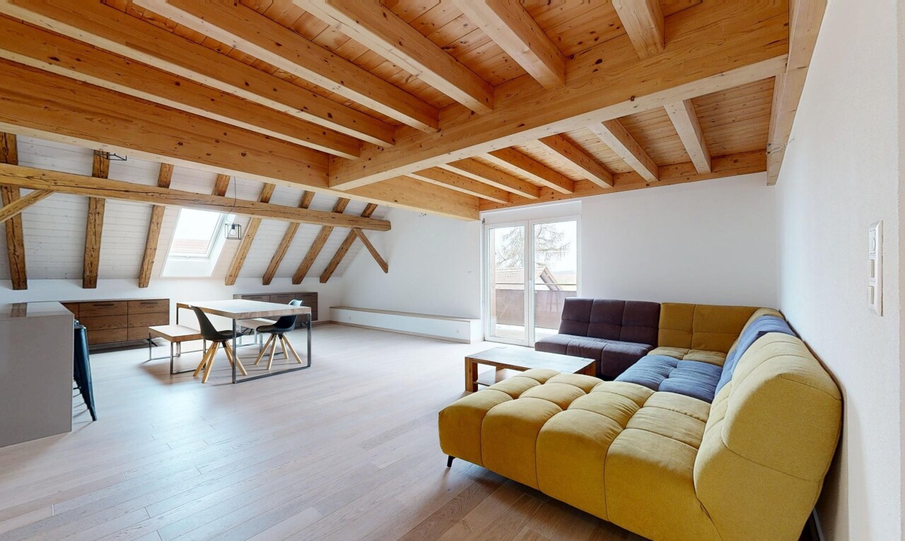 salon avec plafond en bois, lumière naturelle, et plafond à poutres