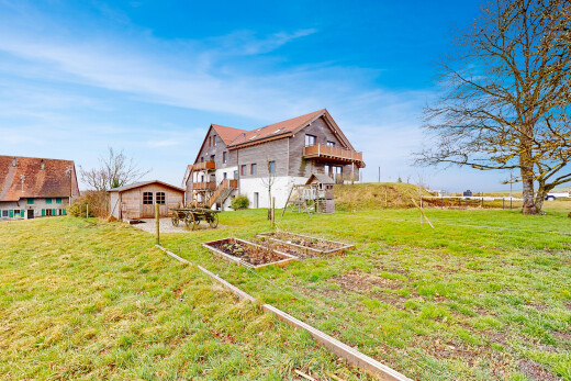 außenansicht mit deck, rasen, und garten