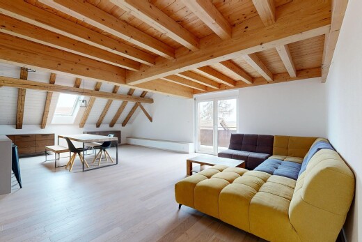 salon avec plafond en bois, lumière naturelle, et plafond à poutres