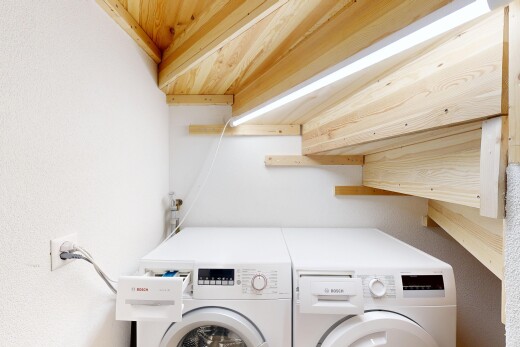 buanderie avec lave-linge et sèche-linge séparés