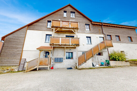 façade avec bardage en bois, bardage en stuc, bardage horizontal, et balcon