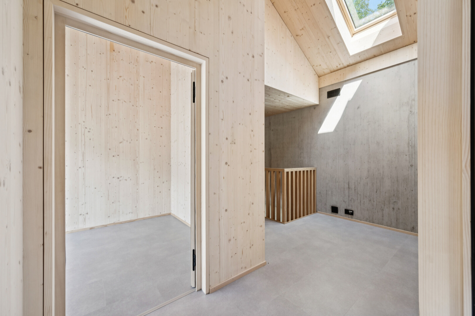 leerer raum mit dachfenster, dachschräge, vaulted ceiling, inside property, und betonboden