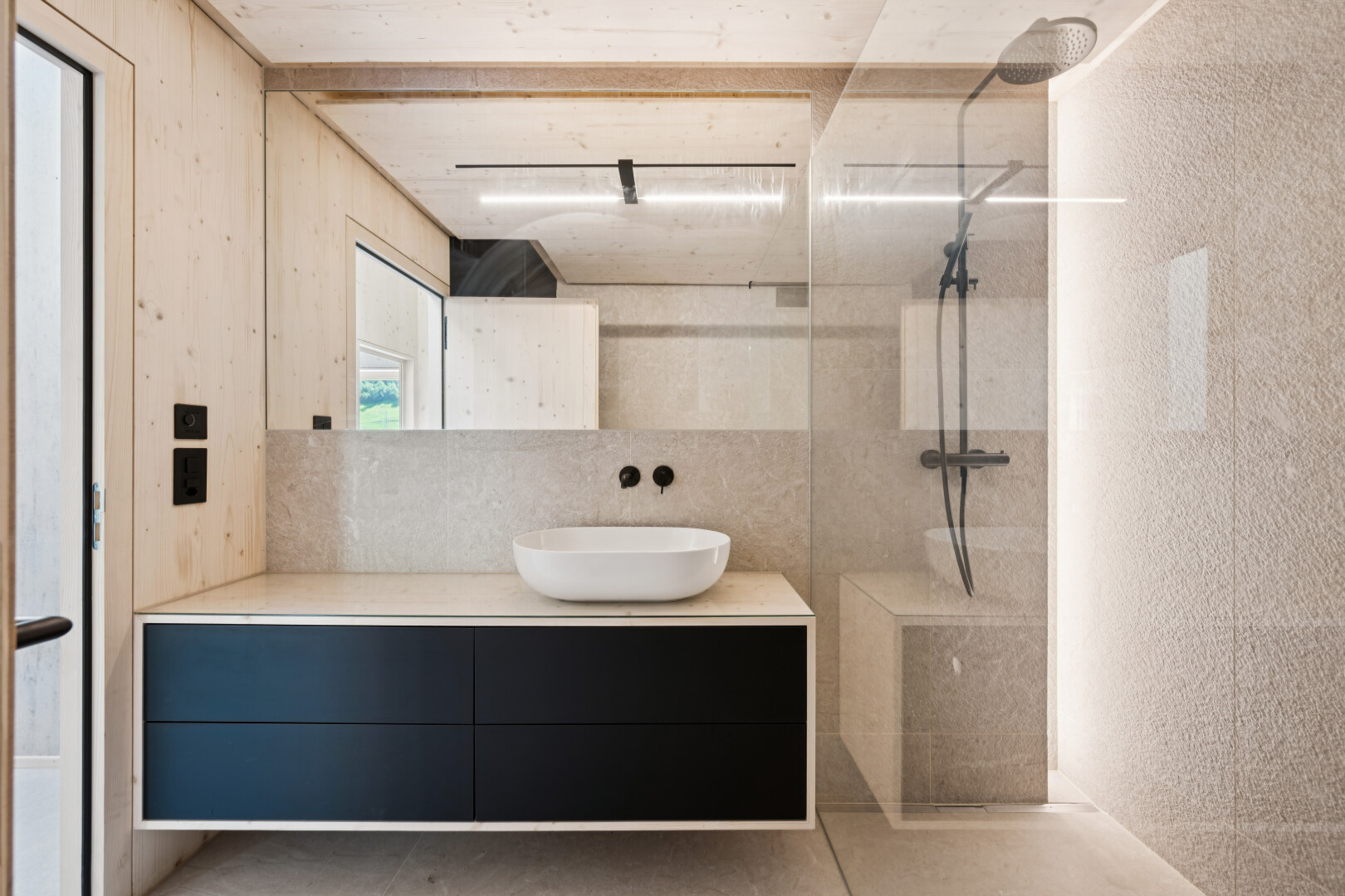 bad mit schminktisch, komplettes badezimmer, dusche, waschbecken, und inside property