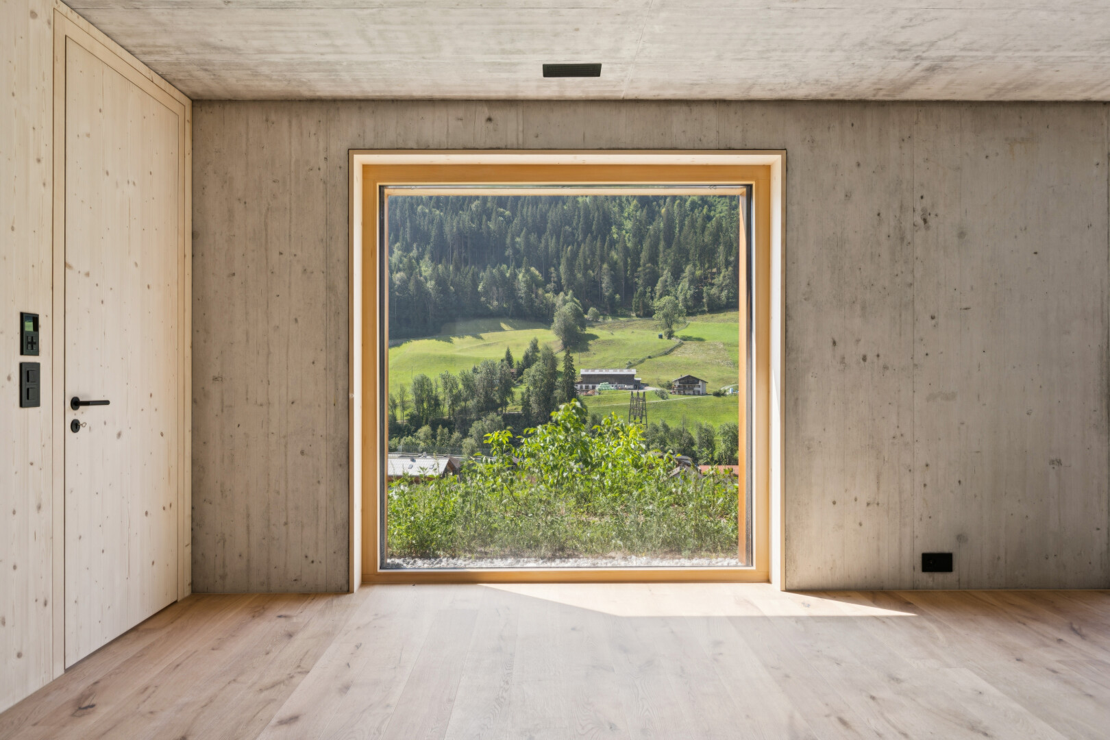leerer raum mit concrete ceiling, betondecke, wood finish floor, holzfußboden, und natürliches licht