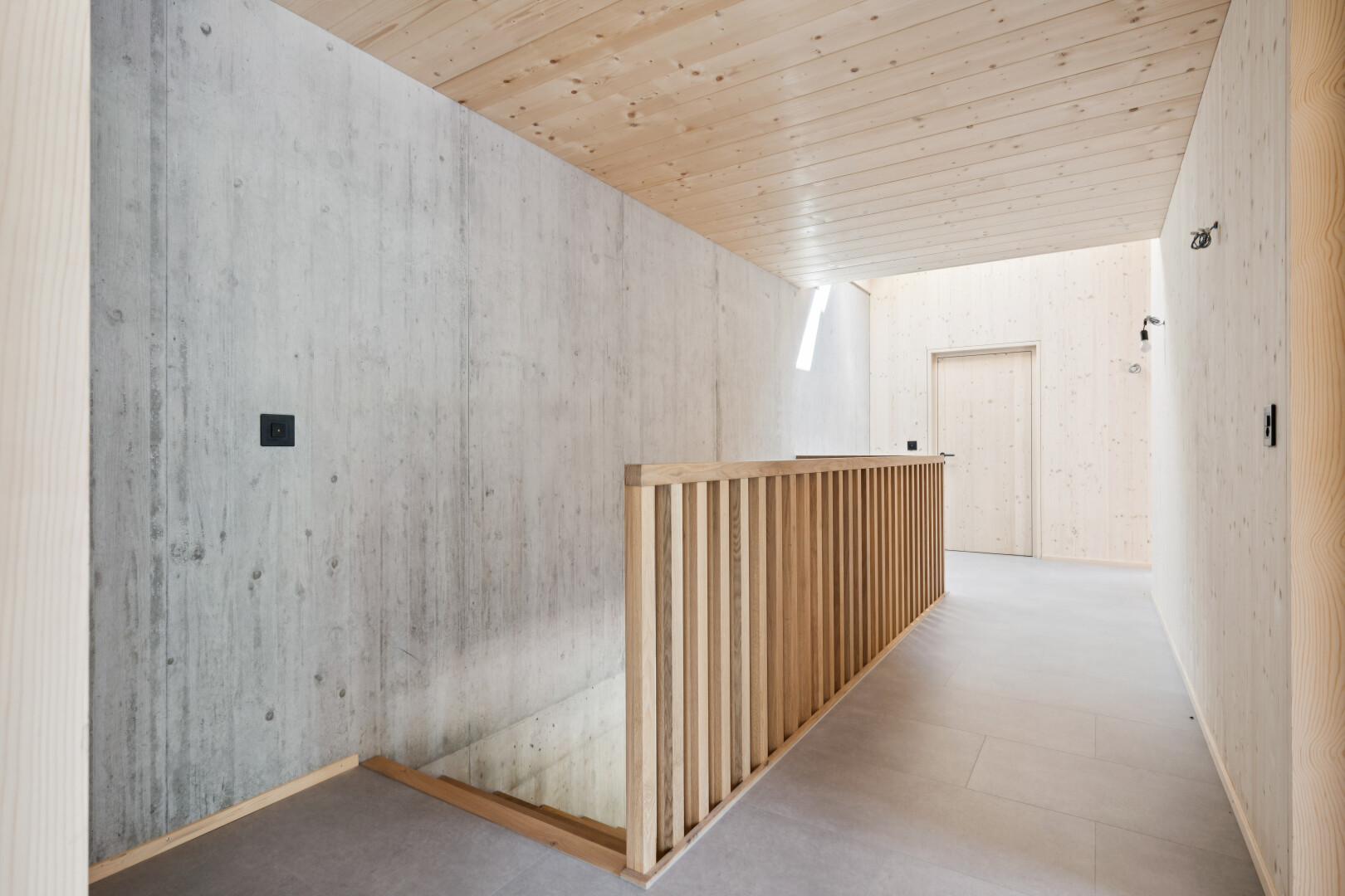 halle / korridor mit holzdecke, wood ceiling, inside property, high end ceiling, und vinylboden
