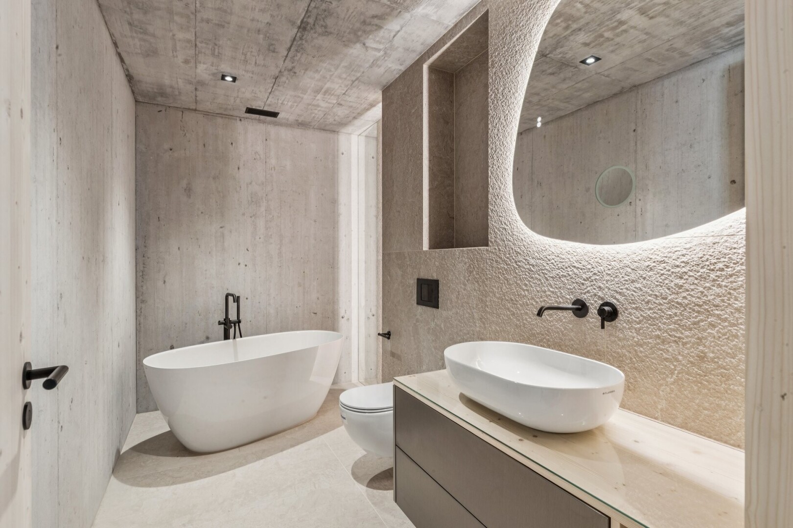 bad mit spiegel, schminktisch, betondecke, concrete ceiling, und komplettes badezimmer