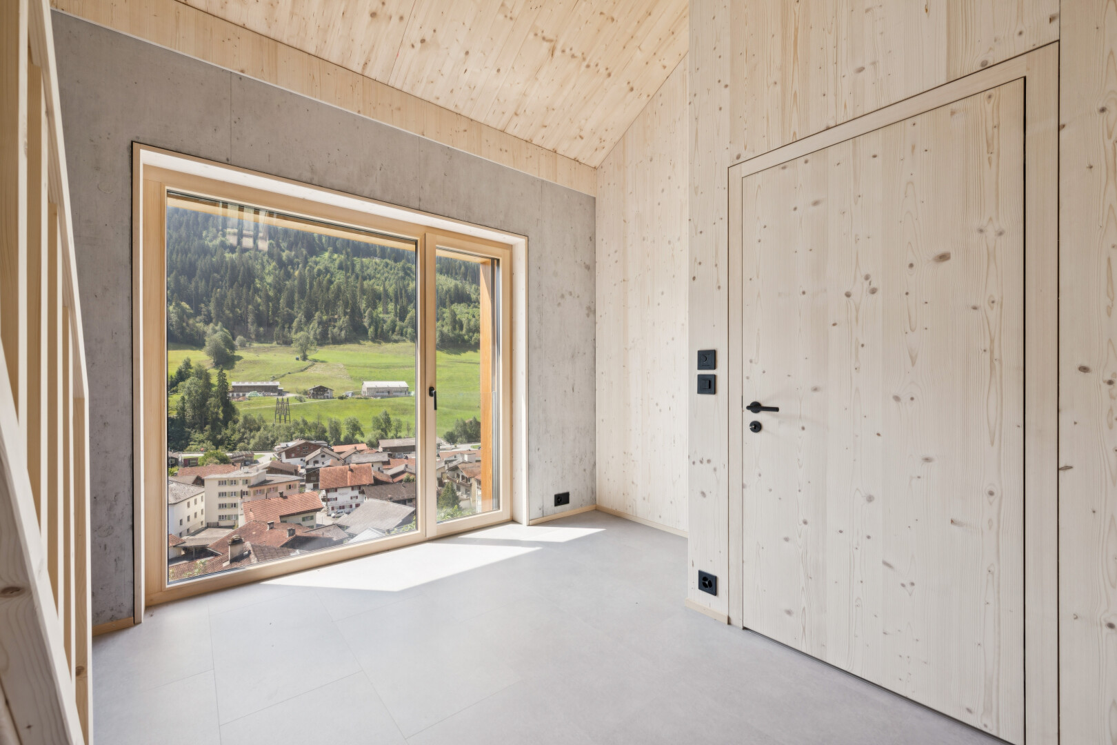 leerer raum mit vaulted ceiling, dachschräge, inside property, concrete wall, und betonmauer