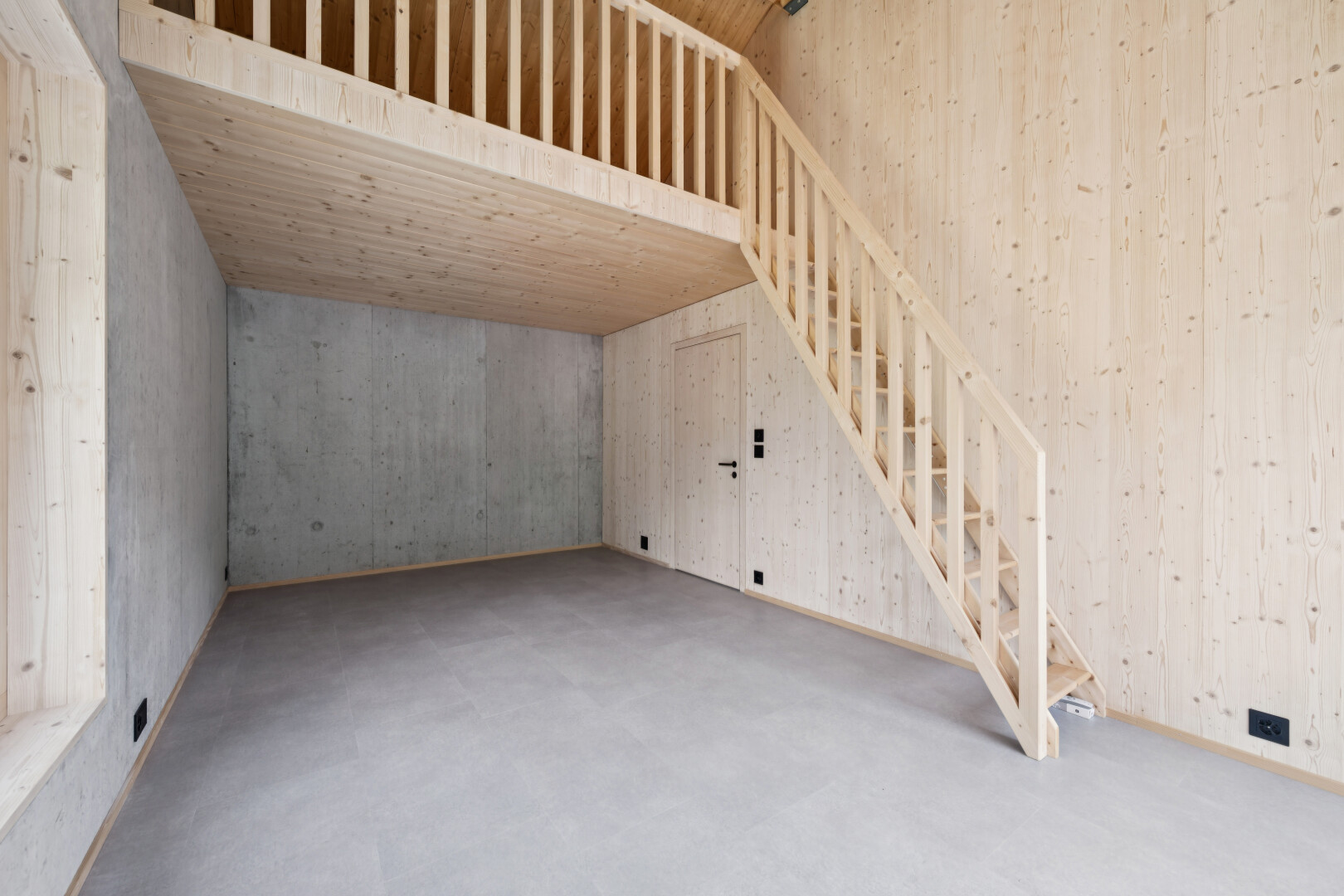 leerer raum mit treppen, hohe decke, high ceiling, holzwand, und wood wall