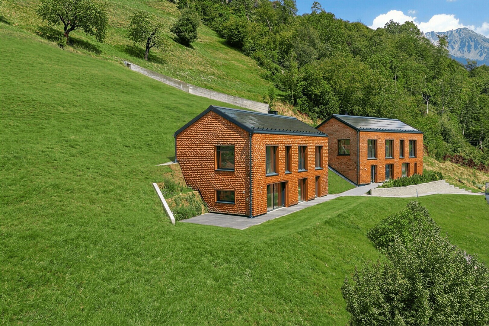 außenansicht mit property visible, rasen, drone view, und ziegelverkleidung
