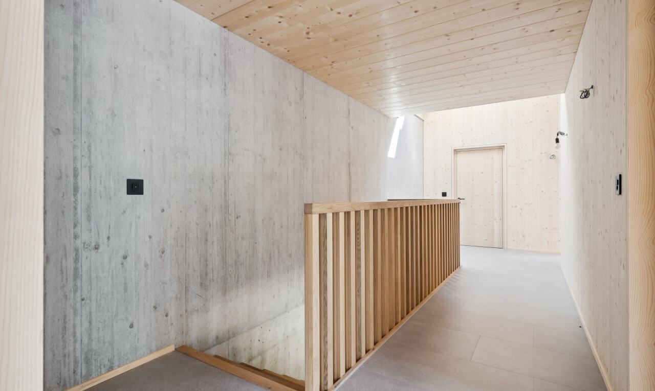 halle / korridor mit holzdecke, wood ceiling, inside property, high end ceiling, und vinylboden
