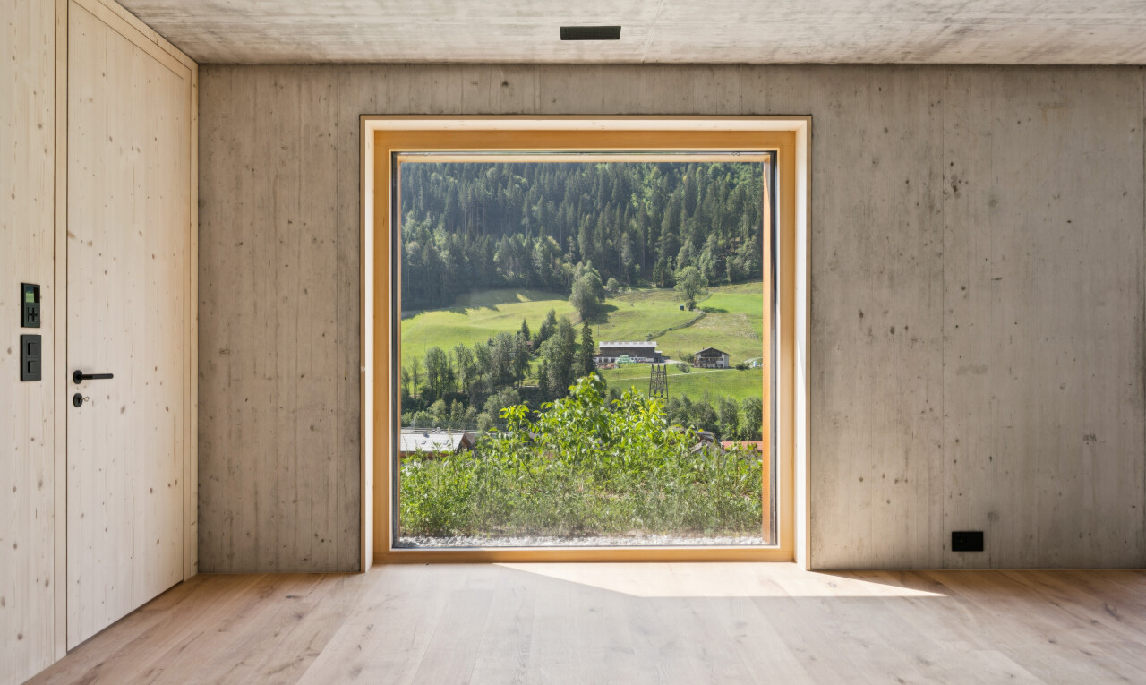 leerer raum mit concrete ceiling, betondecke, wood finish floor, holzfußboden, und natürliches licht