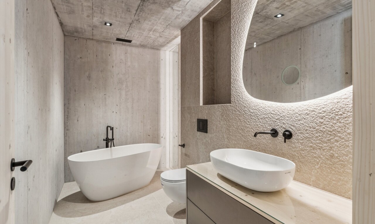 bad mit spiegel, schminktisch, betondecke, concrete ceiling, und komplettes badezimmer