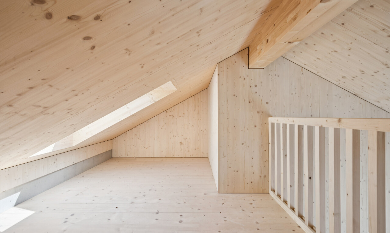 leerer raum mit cathedral ceiling, kathedralendecke, wood finish floor, holzfußboden, und vaulted ceiling
