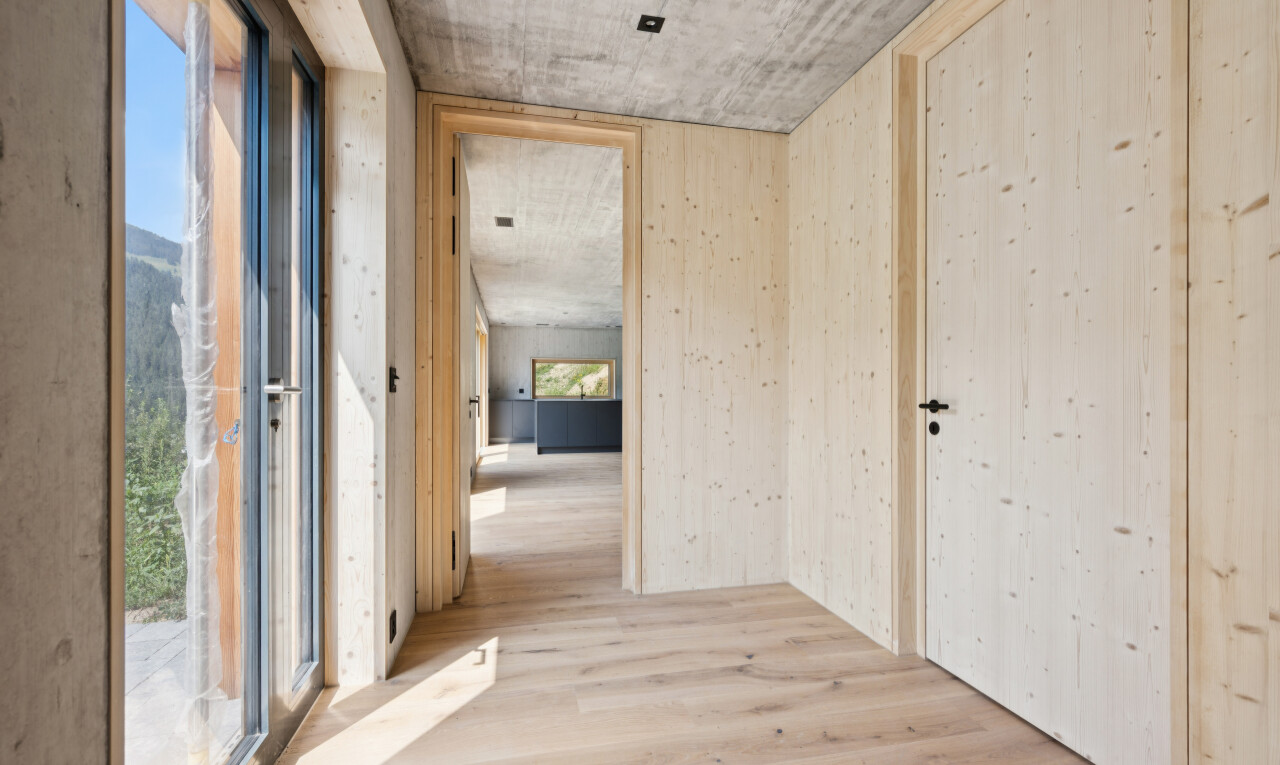 halle / korridor mit wood finish floor, holzfußboden, inside property, concrete ceiling, und betondecke