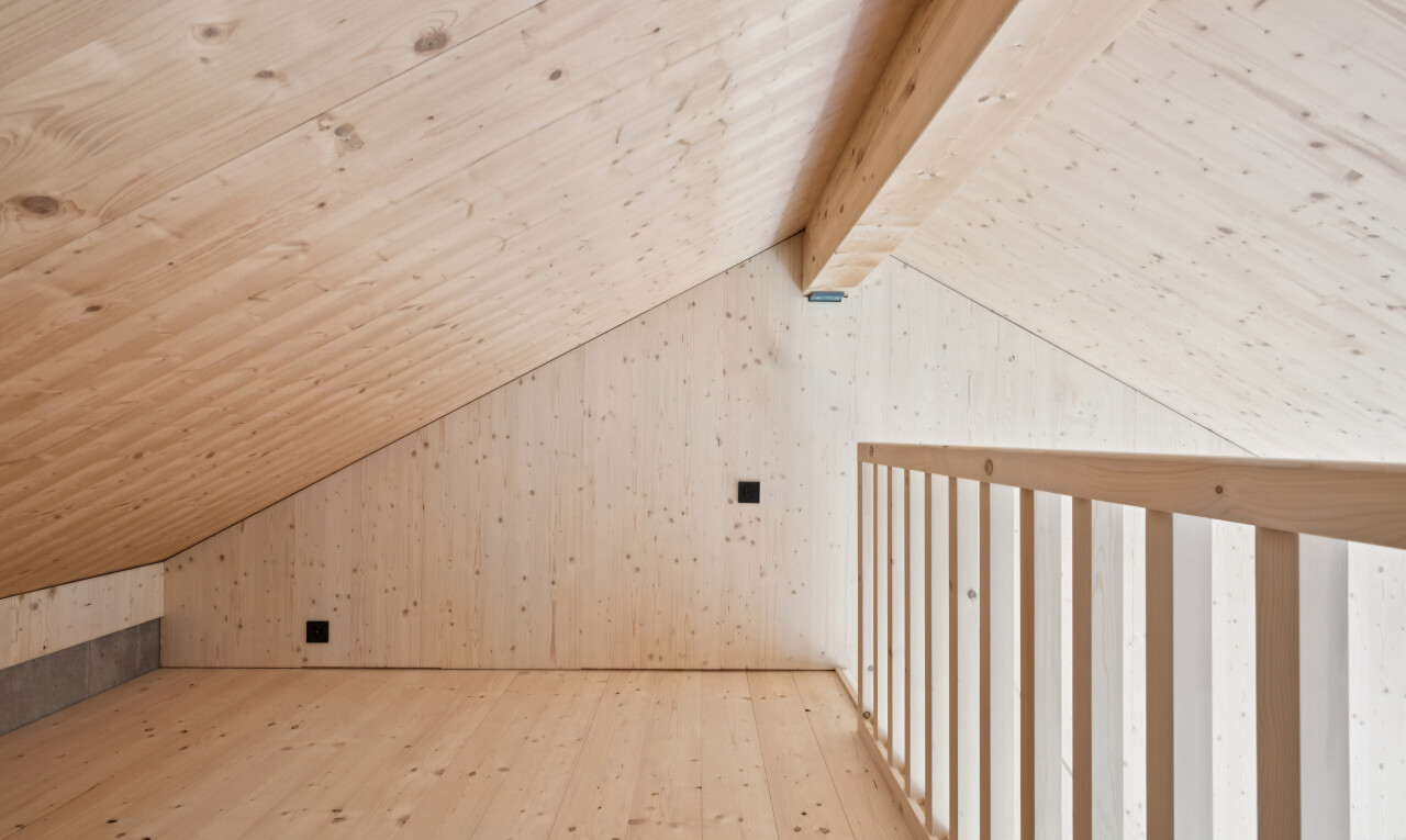 leerer raum mit wood finish floor, holzfußboden, vaulted ceiling, dachschräge, und hardwood floor