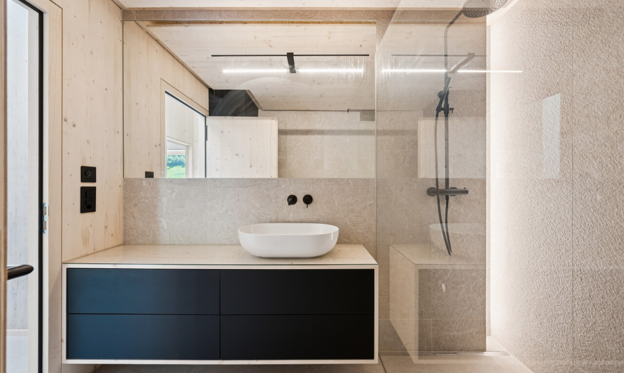 bad mit schminktisch, komplettes badezimmer, dusche, waschbecken, und inside property
