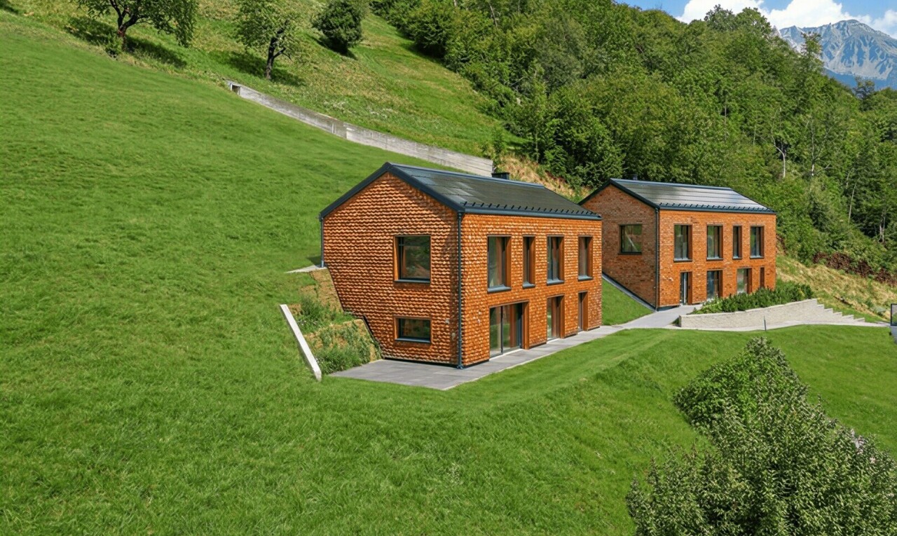 außenansicht mit property visible, rasen, drone view, und ziegelverkleidung