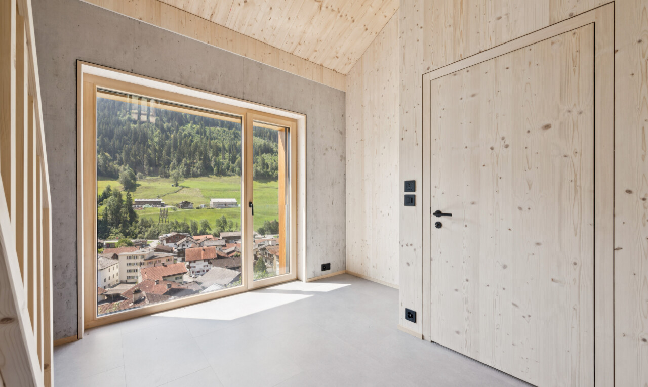 leerer raum mit vaulted ceiling, dachschräge, inside property, concrete wall, und betonmauer