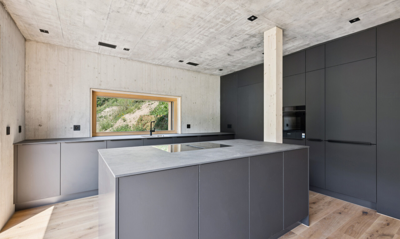 küche mit flat panel cabinets, schränke mit flachen paneelen, concrete ceiling, betondecke, und gray cabinets