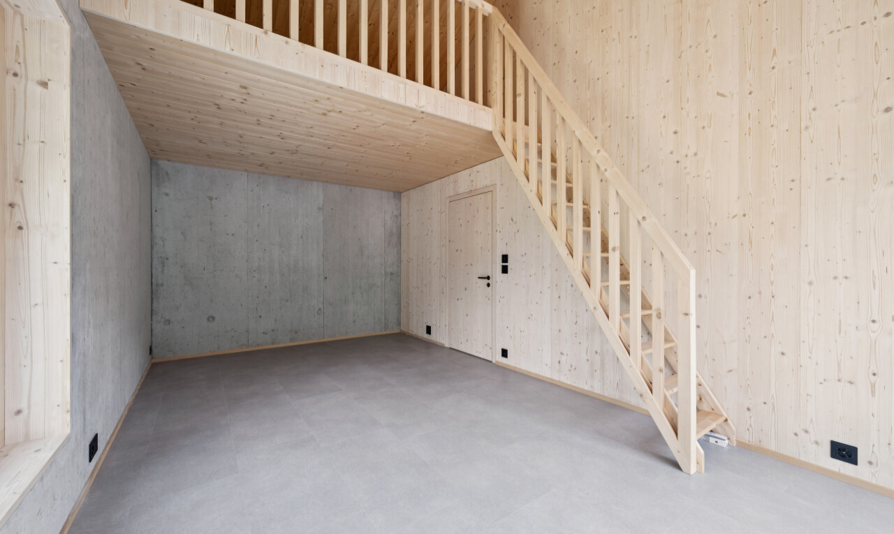 leerer raum mit treppen, hohe decke, high ceiling, holzwand, und wood wall