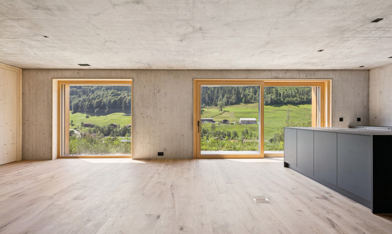 leerer raum mit concrete ceiling, betondecke, wood finish floor, holzfußboden, und inside property