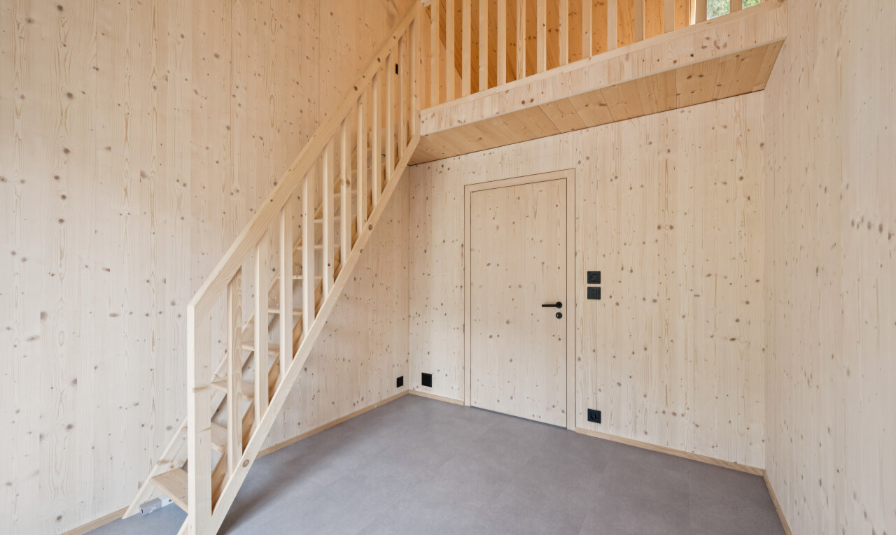 treppe mit treppen, wood wall, holzwand, high ceiling, und hohe decke