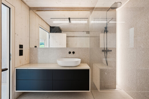 bad mit schminktisch, komplettes badezimmer, dusche, waschbecken, und inside property