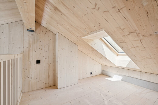 leerer raum mit dachfenster, vaulted ceiling, dachschräge, dated wood wall, und wood wall