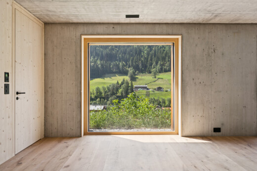 leerer raum mit concrete ceiling, betondecke, wood finish floor, holzfußboden, und natürliches licht
