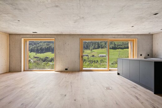 leerer raum mit concrete ceiling, betondecke, wood finish floor, holzfußboden, und inside property