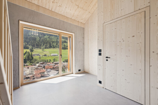 leerer raum mit vaulted ceiling, dachschräge, inside property, concrete wall, und betonmauer