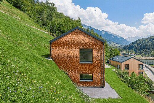außenansicht mit rasen, mountain view, blick auf die berge, property visible, und day time