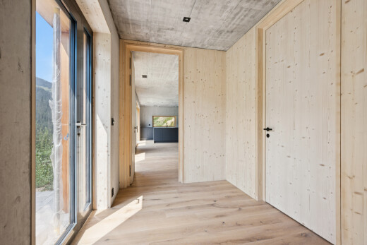 halle / korridor mit wood finish floor, holzfußboden, inside property, concrete ceiling, und betondecke