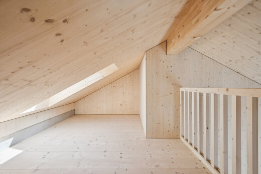 leerer raum mit cathedral ceiling, kathedralendecke, wood finish floor, holzfußboden, und vaulted ceiling