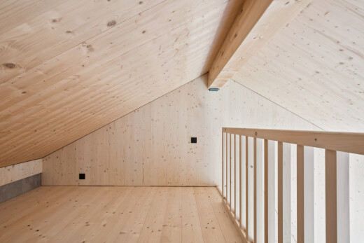 leerer raum mit wood finish floor, holzfußboden, vaulted ceiling, dachschräge, und hardwood floor