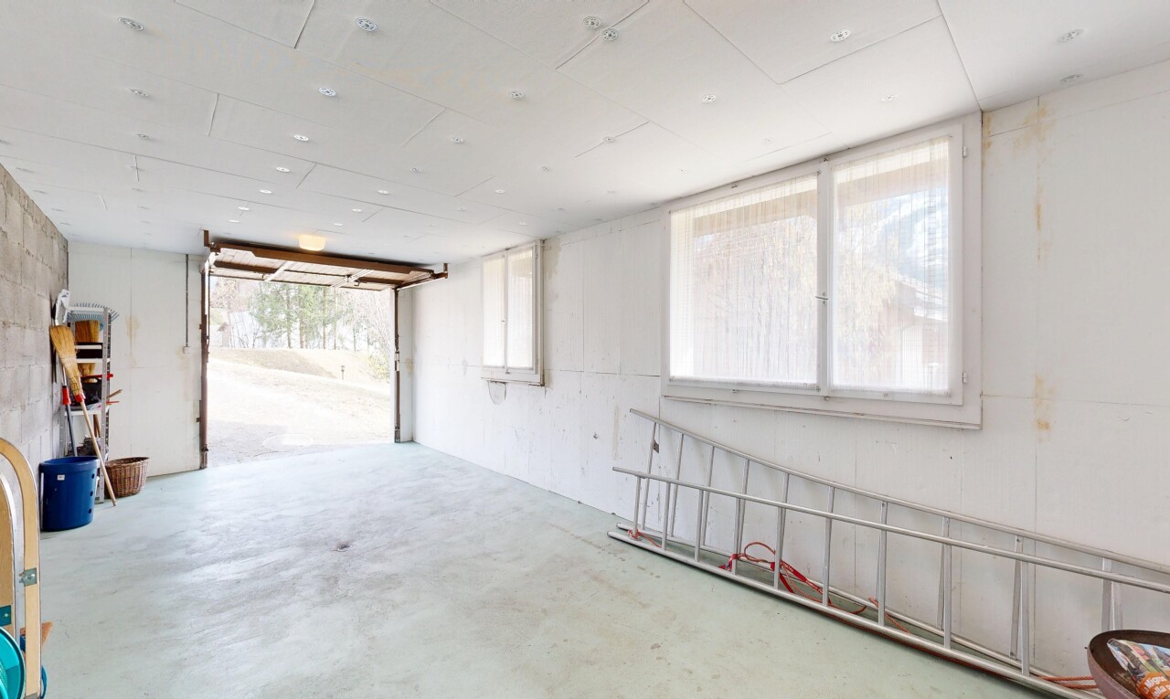 unfurnished room featuring concrete floors