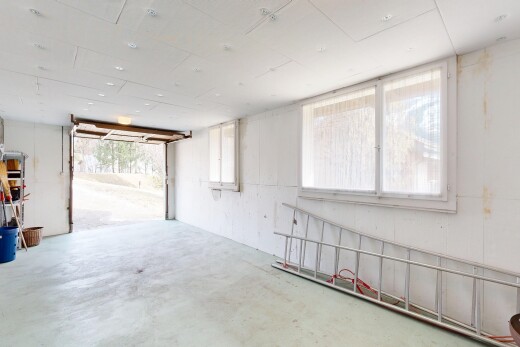 leerer raum mit betonboden, concrete floor, inside property, unfinished concrete floor, und natürliches licht