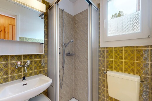 bad mit fliesenwand, tile wall, komplettes badezimmer, spiegel, und dusche