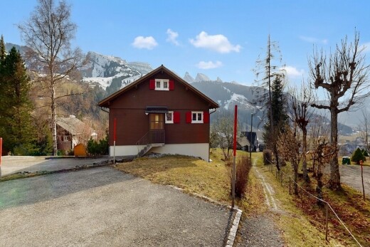 außenansicht mit blick auf die berge, mountain view, vortreppe, parkplatz, und betonfundament