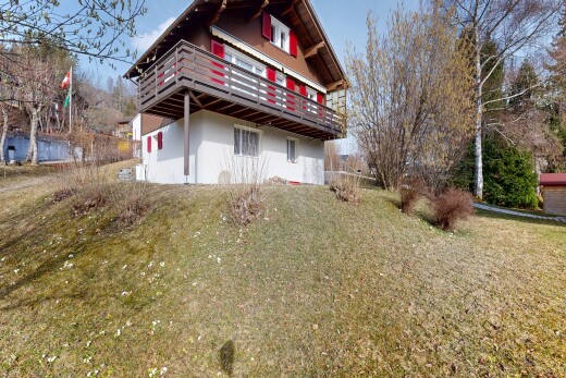 außenansicht mit balkon, day time, property visible, stuckverkleidung, und rasen