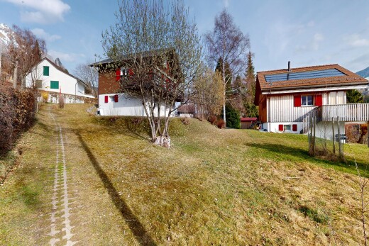 außenansicht mit day time, property visible, rasen, und vertikale verkleidung