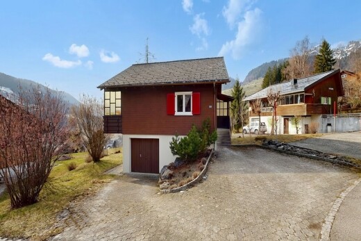 außenansicht mit blick auf die berge, mountain view, property visible, day time, und eingebaute garage
