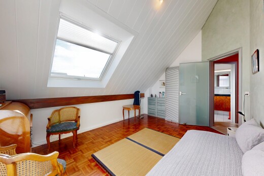 zimmer / schlafzimmer mit natural light, natürliches licht, parquet floor, vaulted ceiling, und dachschräge