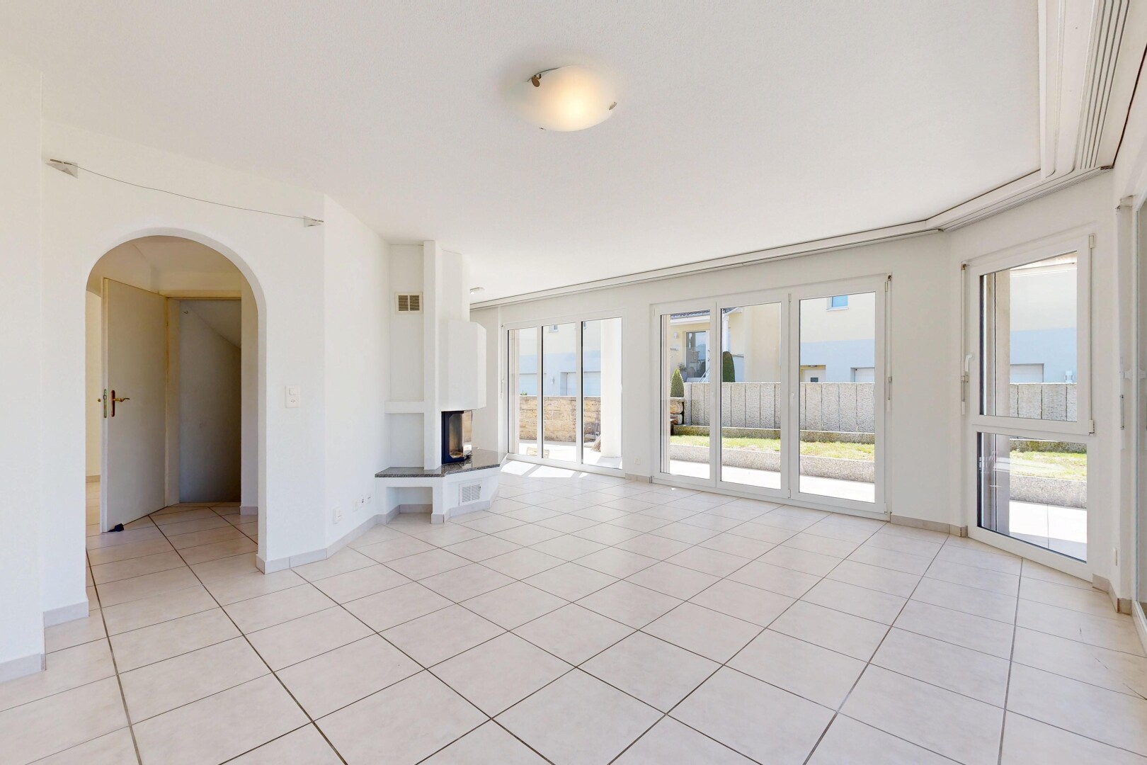 wohnzimmer mit light floor, drywall, gipskartonwand, baseboards wall, und sockelleisten