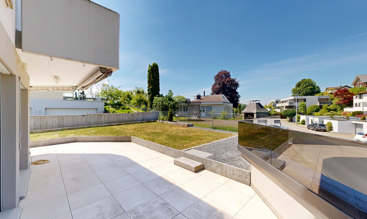 terrasse mit rasen, day time, zaun, from property, und residential view