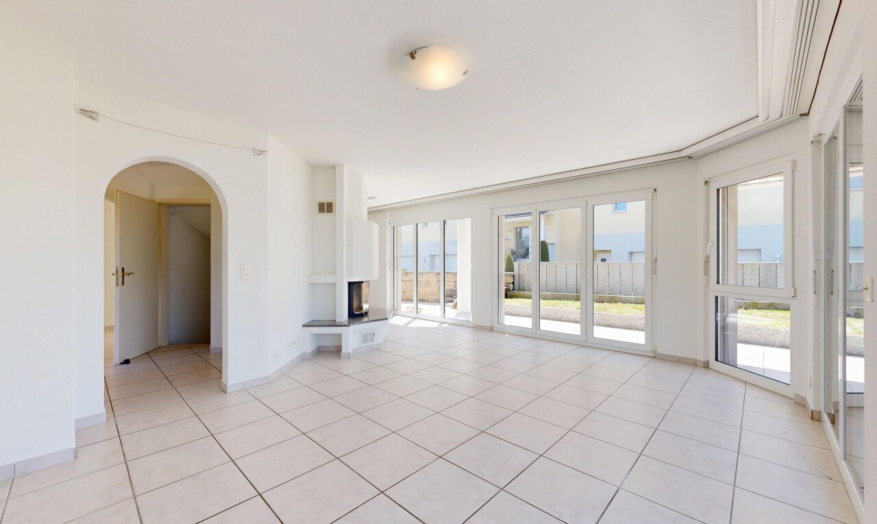 wohnzimmer mit light floor, drywall, gipskartonwand, baseboards wall, und sockelleisten