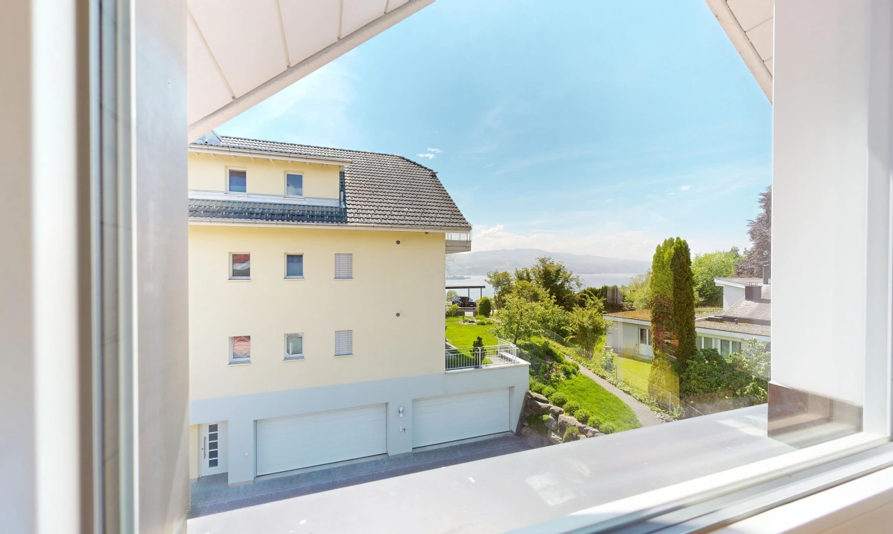 außenansicht mit balkon, view focus, stuckverkleidung, day time, und ziegeldach