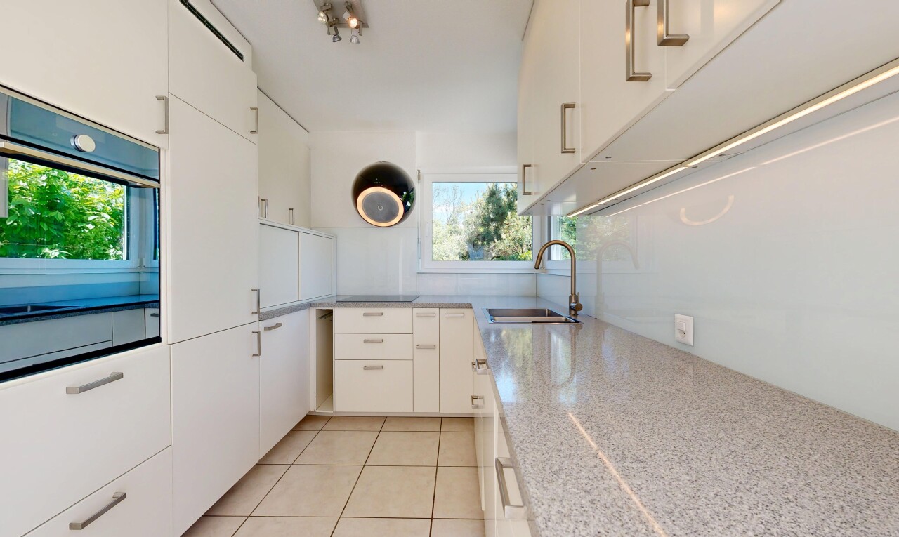 küche mit light floor, white cabinets, weiße schränke, ofen, und light countertops