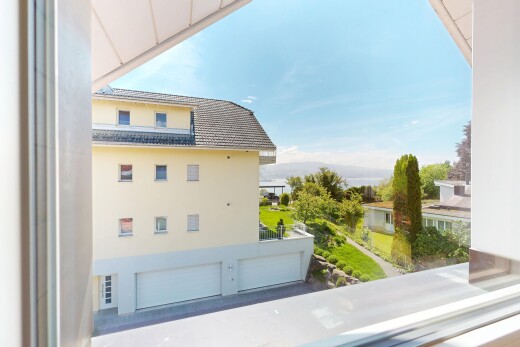 façade avec balcon, view focus, bardage en stuc, day time, et toit en tuiles