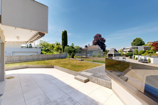 terrasse mit rasen, day time, zaun, from property, und residential view